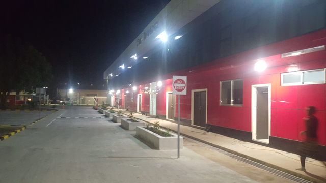 Edificio de acero comercial rojo de 3 lados con losas de concreto